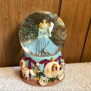 Cinderella ; Disney musical snow globe